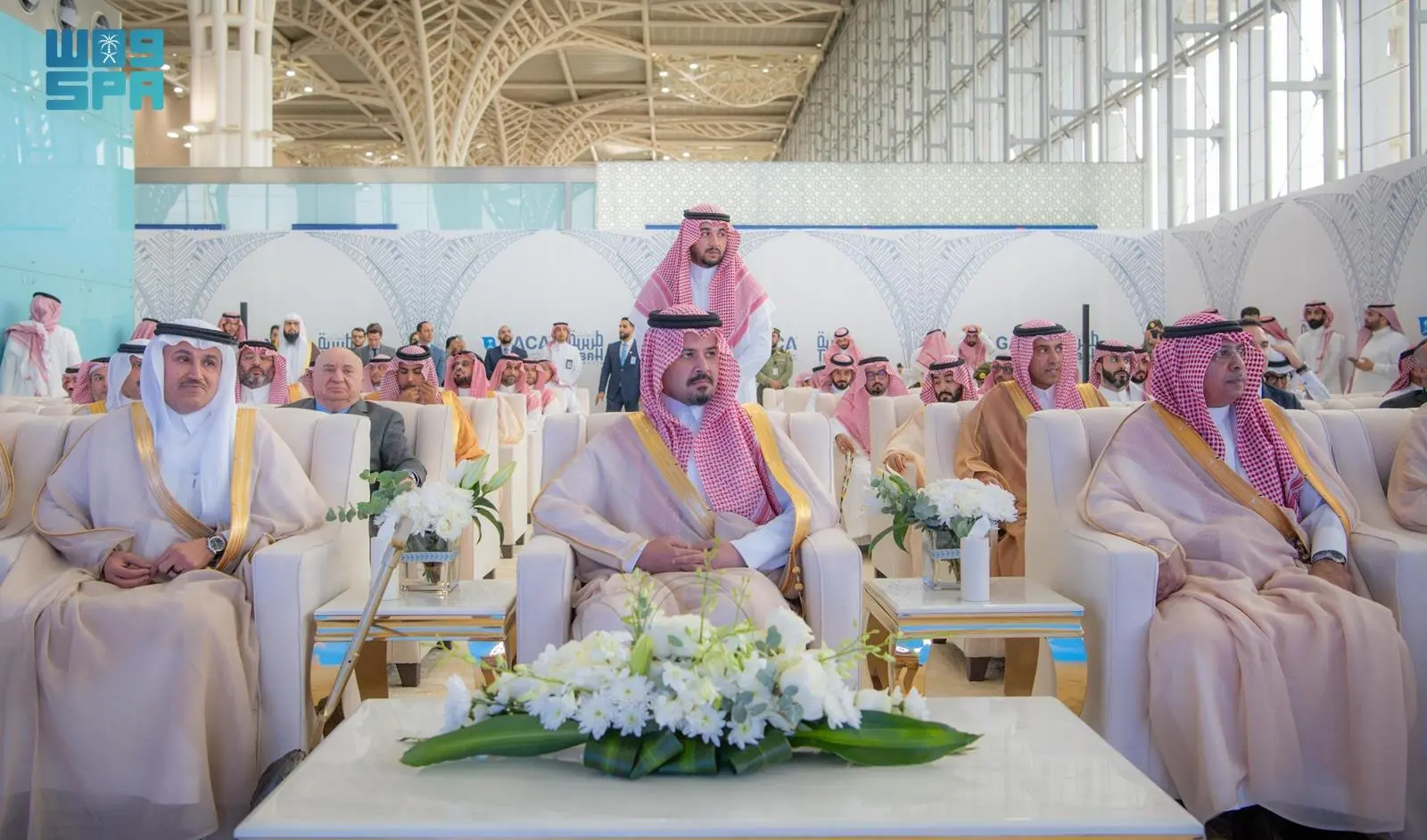 أمير منطقة المدينة المنورة يدشن المرحلة الثانية لمشروع تطوير وتوسعة مطار الأمير…